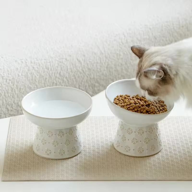 Verhoogde voerbak met bloemenmotief