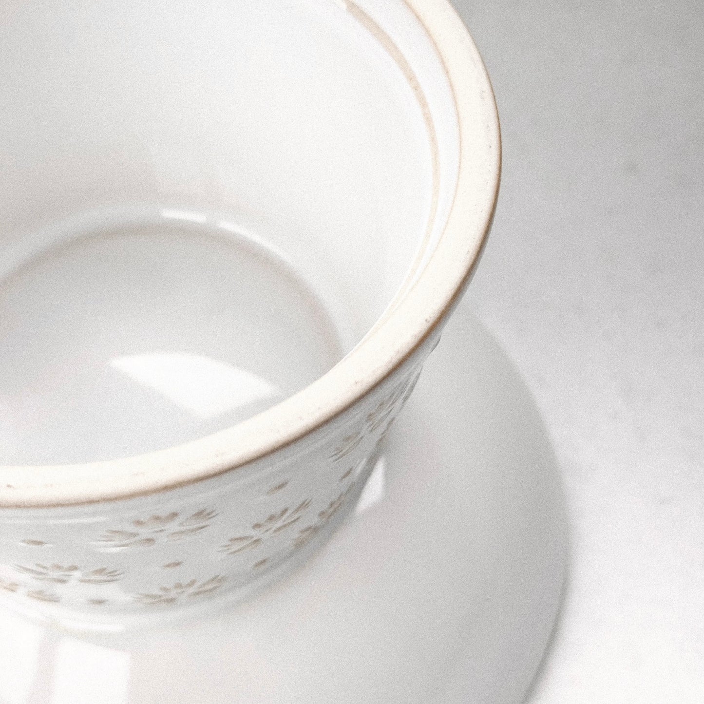 Verhoogde voerbak met bloemenmotief