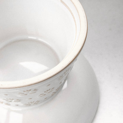 Verhoogde voerbak met bloemenmotief