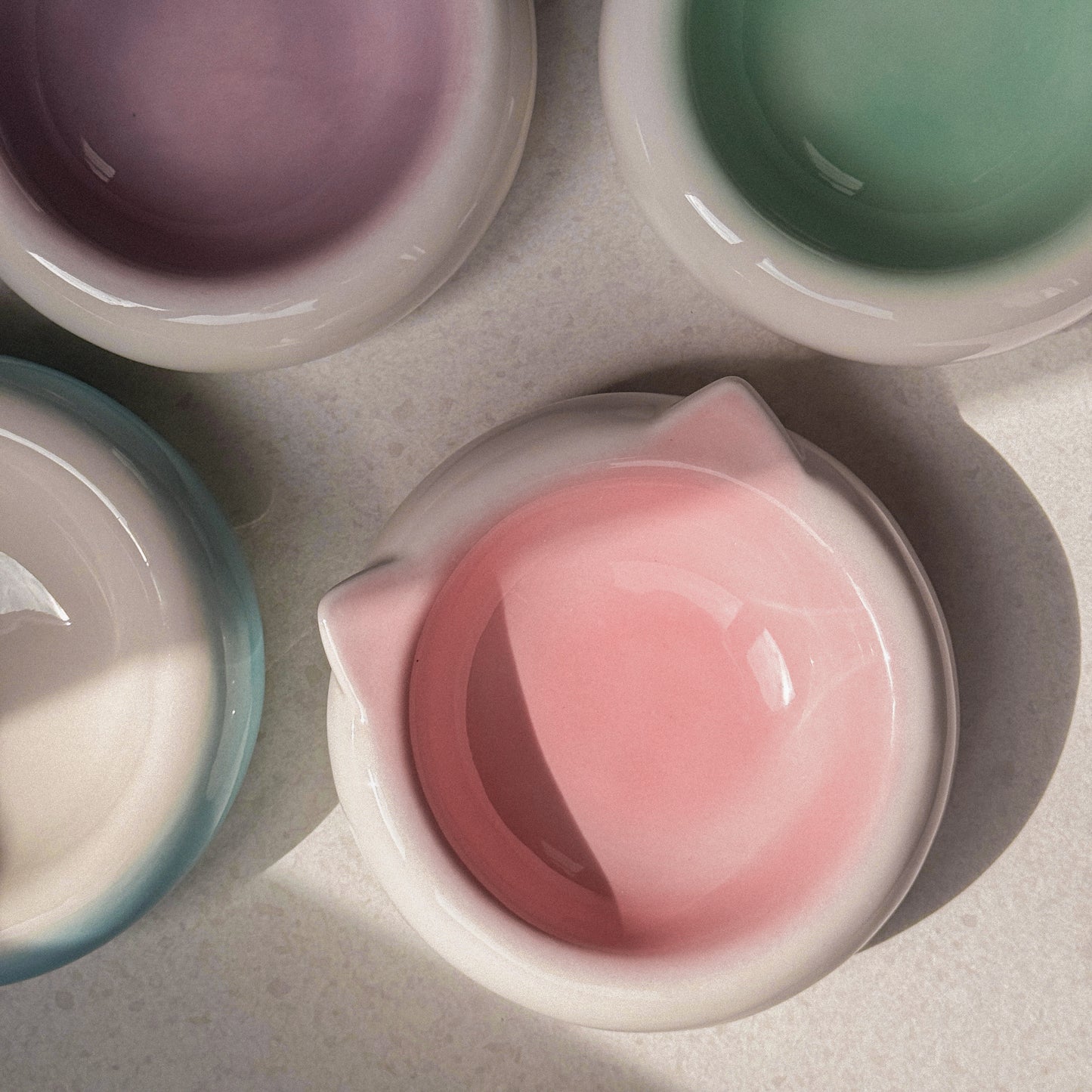 Keramische voerbak met kattenoortjes