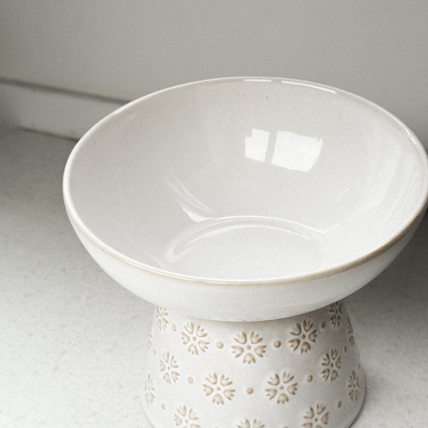 Verhoogde voerbak met bloemenmotief