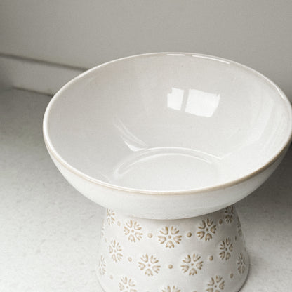 Verhoogde voerbak met bloemenmotief