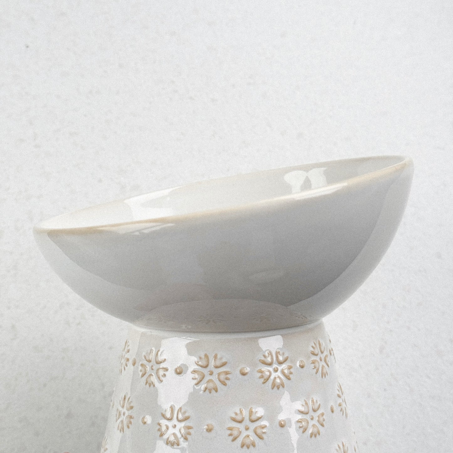 Verhoogde voerbak met bloemenmotief