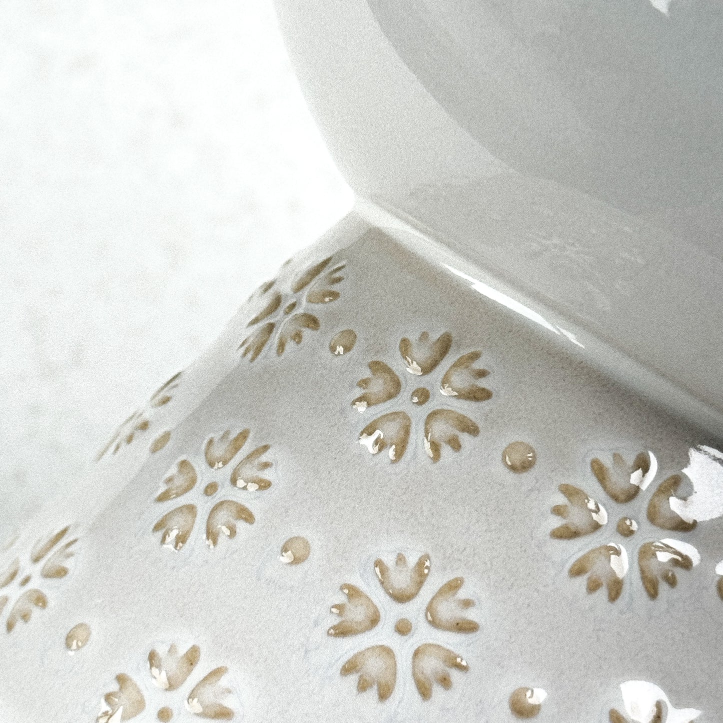 Verhoogde voerbak met bloemenmotief