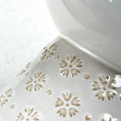 Verhoogde voerbak met bloemenmotief