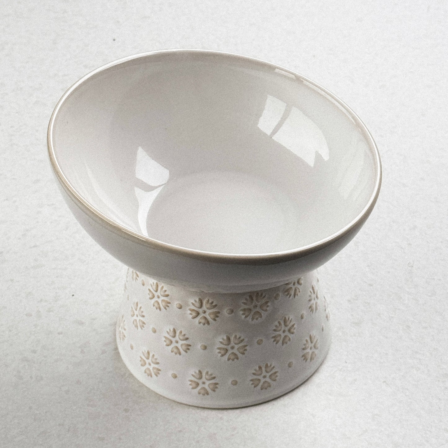 Verhoogde voerbak met bloemenmotief